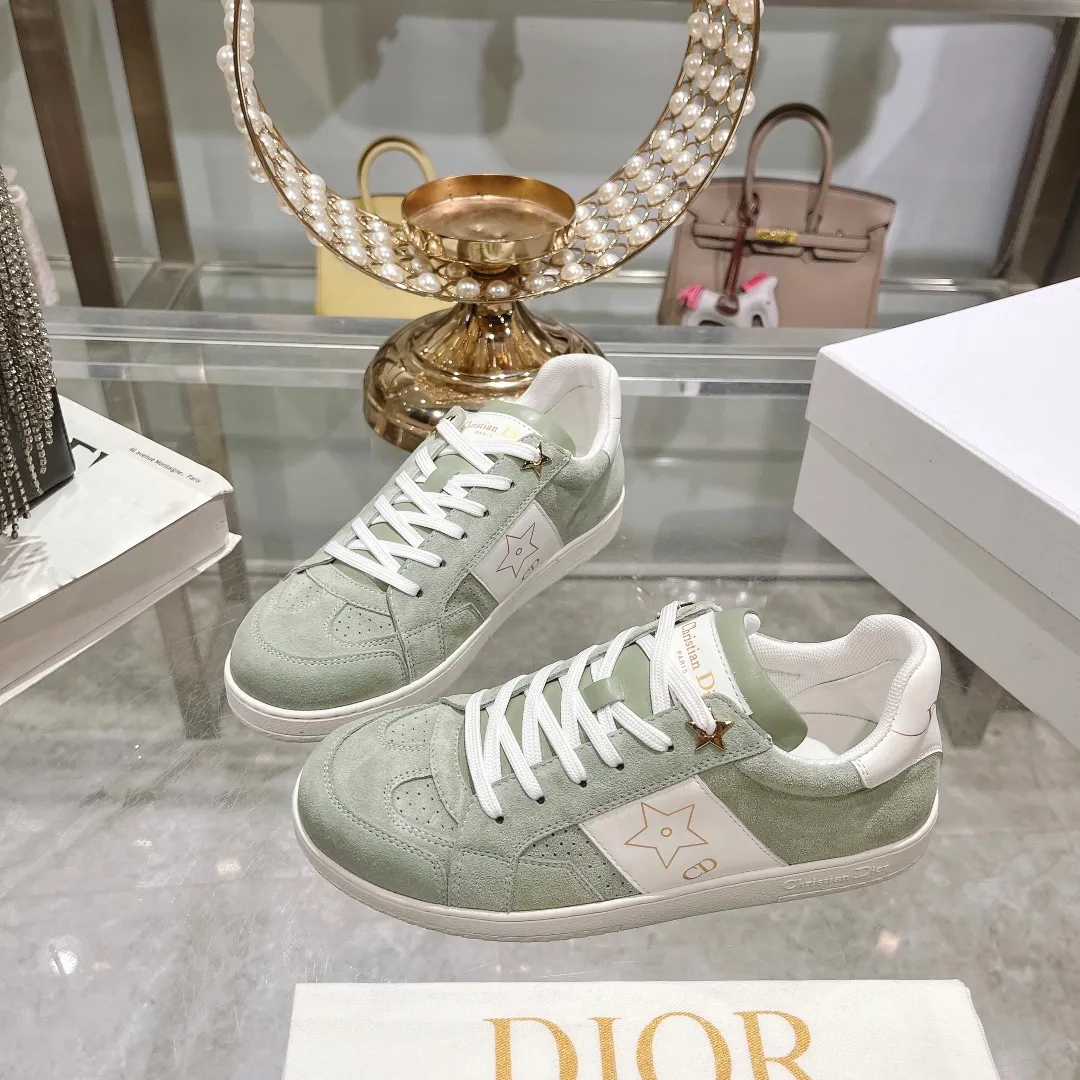 👟👟Ex-factory price 560👟👟Dior2024 new white shoes, Dior Dior Star women's sports shoes, very light summer white shoes. The upper is carefully made of imported suede, decorated with tonal suede panels, metal stars decorate the lace eyelets, and breathable mesh inside. The upper is punched and designed not to stuffy the feet. It is equipped with Christian Dior logo and thin soles. The thick sole is suitable for all seasons! Size: 35-41 (40 and 41 are customized and cannot be returned or exchanged)